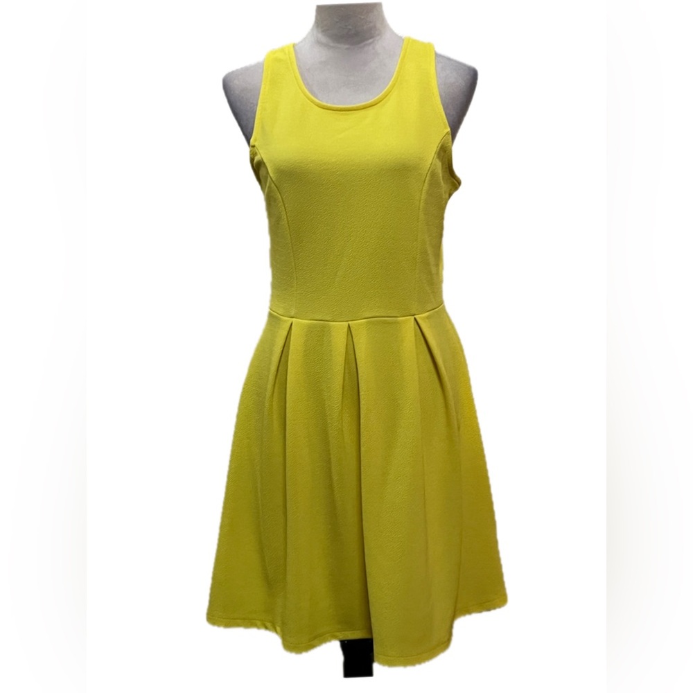 B7 Yellow Sleeveless Dress Size: S
Bust: 33”
Waist: 29”
Length: 31”